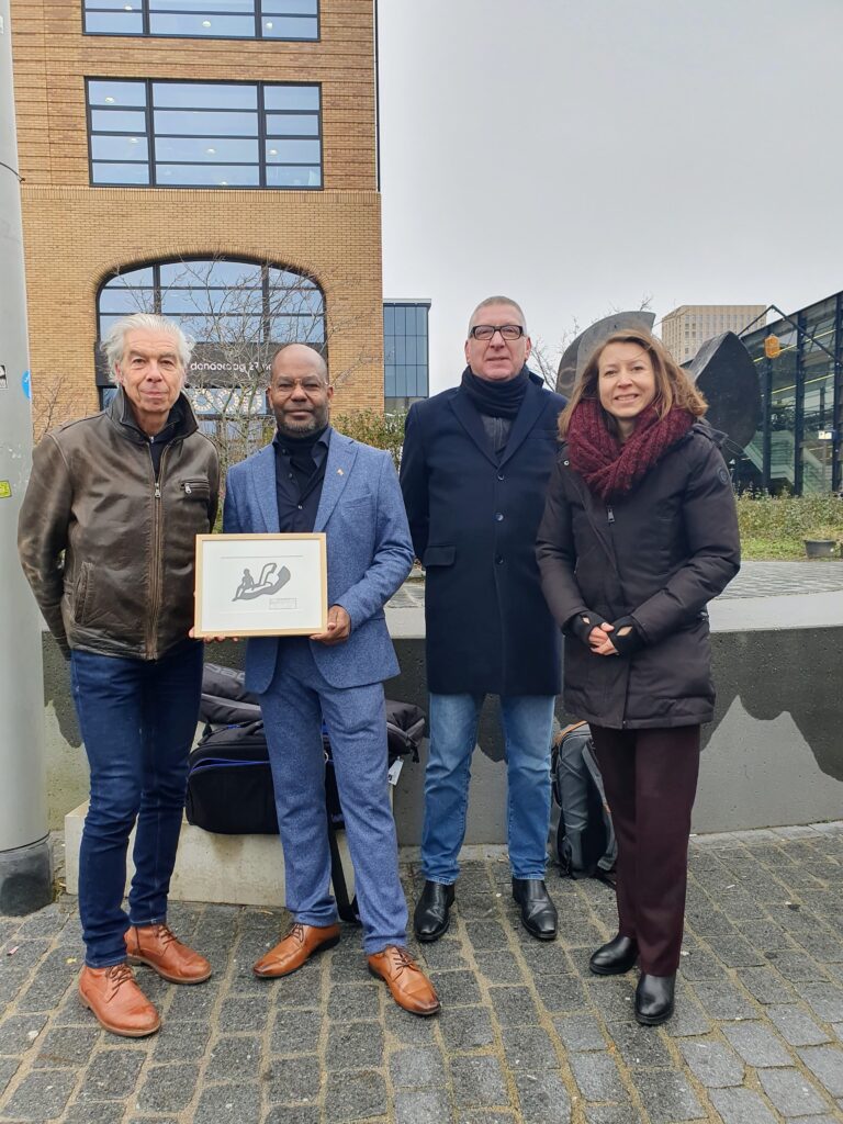 Nieuw icoon TilburgsAns aangeboden bij het Slavernijmonument